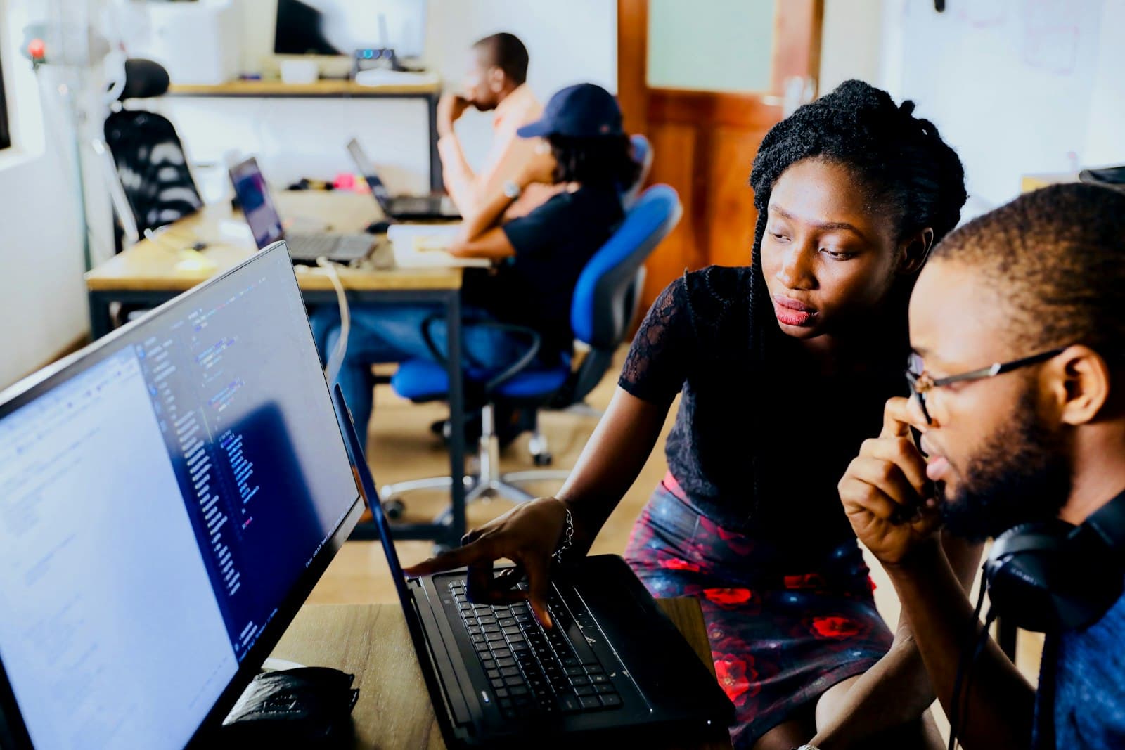 Percentify support engineers helping a client at a workstation